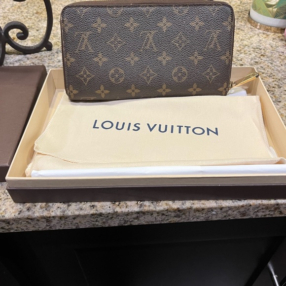 Louis Vuitton Zippy Wallet - Picture 7 of 13